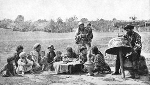 Zigeuner reparieren einen Familienkessel, Ungarn, 1922