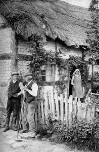 Zwei Männer plaudern vor einem Cottage, in der Nähe von Lucton, Herefordshire, um 1922