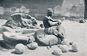Ein Yoruba-Mann graviert Ton-Schalen und Wasserkrüge, Lagos Hinterland, Südnigeria, 1912 von A. W. Gelston