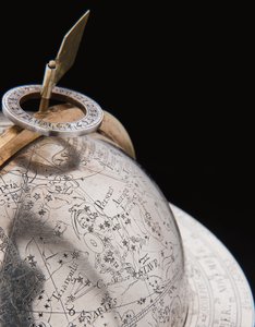 Zwei außergewöhnliche terrestrische und himmlische Globen, getragen von Herkules und Atlas, Augsburg