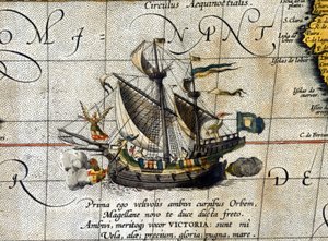 Magellans Schiff "Victoria", das den Pazifik durchquerte, dargestellt im niederländischen Atlas von Abraham Ortelius (1580) von Abraham Ortelius