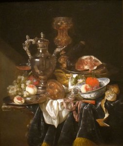 Silberner Weinkrug, Schinken und Obst