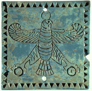 Fliese mit einem Adler, 500-480 v. Chr. (glasierte Keramik)
