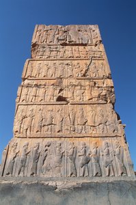 Westlicher Eingang zur Hundert-Säulen-Halle, zeigt Reihen von Würdenträgern, die den König oben unterstützen von Achaemenid