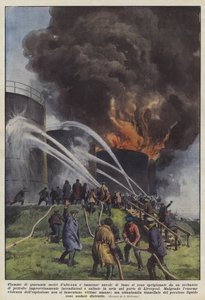 Flammen von vierzig Metern Höhe und riesige Rauchwolken stiegen aus einem Tank auf