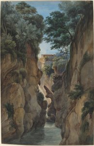Blick auf einen Wasserfall durch eine Schlucht