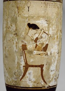 Attische weißgrundige Lekythos, dekoriert mit einer Frau, die eine Kithara spielt (glasierte Terrakotta) von Achilles Painter
