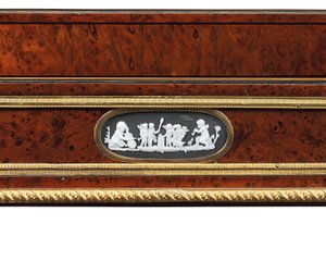 Später Louis XVI Ormolu- und Kameo-verzierte Tisch travailleuse aus Wurzelholz und Mahagoni