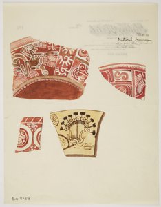 Drei Fragmente roter Keramik mit Designs, darunter eine laufende drachenähnliche Figur in Weiß, und ein Fragment aus beiger Keramik mit Design in Braun