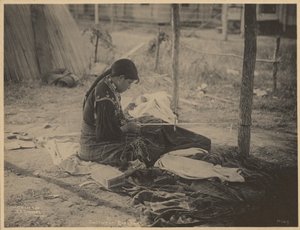 [Frau der Meskwaki-Nation beim Perlenarbeiten] von Adolph F. Muhr
