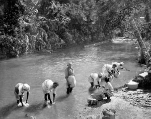Frauen waschen Kleidung im Fluss, Port Antonio, Jamaika, um 1905