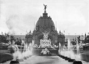 Ansicht der Zentralen Kuppel und des Brunnens Coutan, Weltausstellung, Paris, 1889