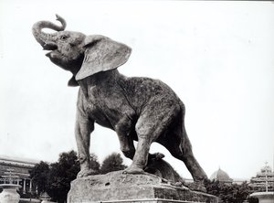 Junger Elefant in einer Falle (1878) von Emmanuel Fremiet (1824-1910) vor dem Trocadero-Palast, gebaut für die Weltausstellung (1878), Paris, 1888