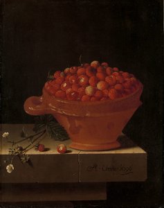Eine Schale Erdbeeren auf einem steinernen Sockel