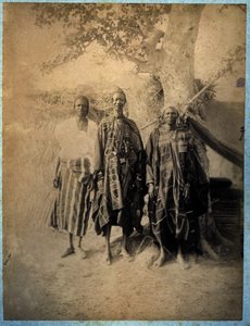 Drei senegalesische Männer in traditioneller Tracht (s/w Foto) von African