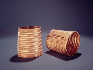 Paar Armreifen, aus Derrinboy, County Offaly, Mittlere Bronzezeit von Age Bronze