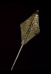 Prähistorie: silberne Brosche mit Gold eingelegt aus dem Schatz von Borodino (Region Odessa). 1500 v. Chr. Bronzezeit