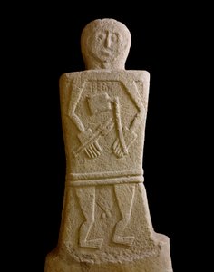 Prähistorische Kunst: männliche Stele aus der Selva di Filetto (Filetto II), Eisenzeit (8.-6. Jahrhundert v. Chr.)