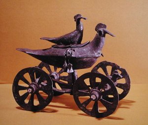 Votivwagen in Form von zwei Vögeln, aus Glasinac bei Sarajevo