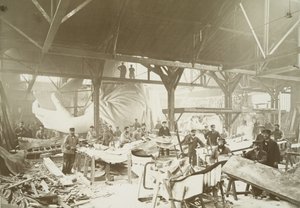 Männer in einer Werkstatt, die Kupferplatten für den Bau der Freiheitsstatue hämmern, 1883
