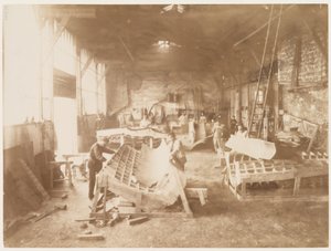 Männer in einer Werkstatt formen Kupferplatten für den Bau der Freiheitsstatue, Paris, 1883