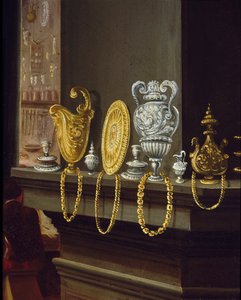 Werkstatt des Goldschmieds. Detail der goldenen und silbernen Becher und Tabletts auf einem Regal