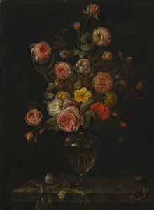 Ein Stillleben mit roten, weißen und rosa Rosen in einer Glasvase über einem Steinsims mit Schmetterlingen, einer Heuschrecke und einem Käfer