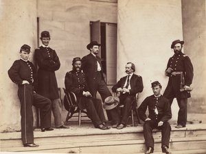 Brigadegeneral Gustavus A. DeRussy und Stab auf den Stufen des Arlington House, Arlington von Alexander Gardner