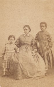 Carte-de-visite einer jungen Frau und zwei Kindern
