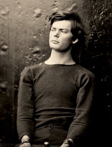 Lewis Powell in Handfesseln an Bord der USS Saugus, 1865