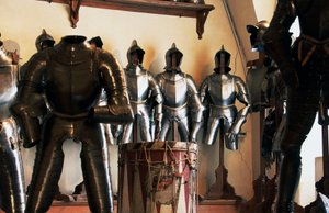 Ausstellung antiker Rüstungen, Waffenkammer der Burg Churburg, Schluderns, Vinschgau, Trentino-Südtirol, Italien