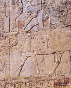 Relief der Göttin Hathor in Form einer Kuh