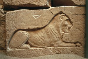 Relief eines Löwen am Grab von Kitines
