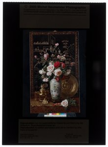Rosenstrauß in einer chinesischen Rouleau-Vase von Alexis Kreyder