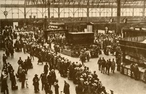 Eine Schlange von Urlaubern, die auf Züge am Waterloo-Bahnhof in London warten, 1930 von Alfieri