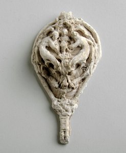 Maquette für ein Anhänger mit zwei Figuren über der Figur eines Kindes von Alfred Gilbert