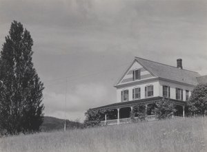 Haus auf dem Hügel, Lake George von Alfred Stieglitz
