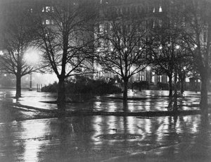 Reflexionen, Nacht, New York, ca. 1898 von Alfred Stieglitz