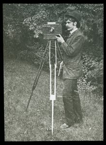 Selbstporträt mit Kamera, Stativ und Pistole von Alfred Stieglitz