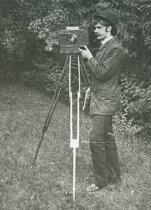 Selbstporträt mit Kamera, Stativ und Pistole, 1886 von Alfred Stieglitz