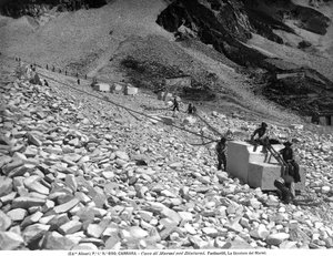 Eine Phase der Marmorverarbeitung in den Steinbrüchen bei Carrara