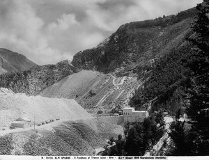 Monte Freddone am Iacco-Abschnitt in den Apuanischen Alpen in Arni (LU) mit den Marmorbrüchen
