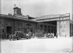 Träger vor dem Bahnhof, entworfen von Enrico Maria Antonia Present (an der Stelle, wo der neue Bahnhof Santa Maria Novella steht), Florenz (s/w Foto)