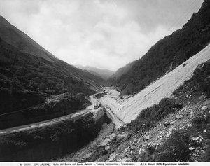 Blick auf das Valle del Serra von der Desiata-Brücke mit den Marmorbrüchen entlang des Straßenabschnitts Seravezza-Trambiserra in den Apuanischen Alpen von Fratelli Alinari