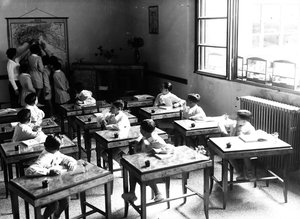 Villa Rosa Maltoni Mussolini: Jungen im Klassenzimmer von Fratelli Alinari