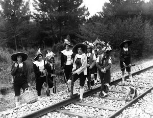 Villa Rosa Maltoni Mussolini: Gruppe von Jugendlichen posiert auf Eisenbahnschienen in traditionellen friulanischen Kostümen von Fratelli Alinari