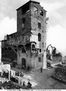 Zweiter Weltkrieg: Schäden durch den Bombenangriff am Mannelli-Turm am Ende der Ponte Vecchio in Florenz. Dieses Foto war früher Teil der Brogi-Sammlung, gehört aber jetzt zur Alinari-Sammlung