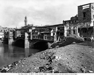 Zweiter Weltkrieg: die Ponte Vecchio, gesehen von den Trümmern des Borgo S. Jacopo, in Florenz nach dem Bombenangriff. Dieses Foto war früher Teil der Brogi-Sammlung, gehört aber jetzt zur Alinari-Sammlung (s/w Foto)