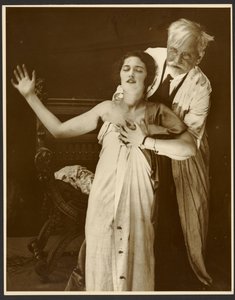 Alphonse Mucha im Kostüm mit Tochter Jaroslava als Modell für das Plakat "De Forest Phonofilm", der erste "Tonfilm" im Bio Adria Kino (Prag), Zbiroh, Böhmen