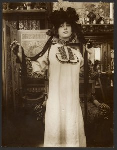 Weibliches Modell in einem langen weißen Gewand und einem Hut mit Bändern, Paris von Alphonse Maria Mucha